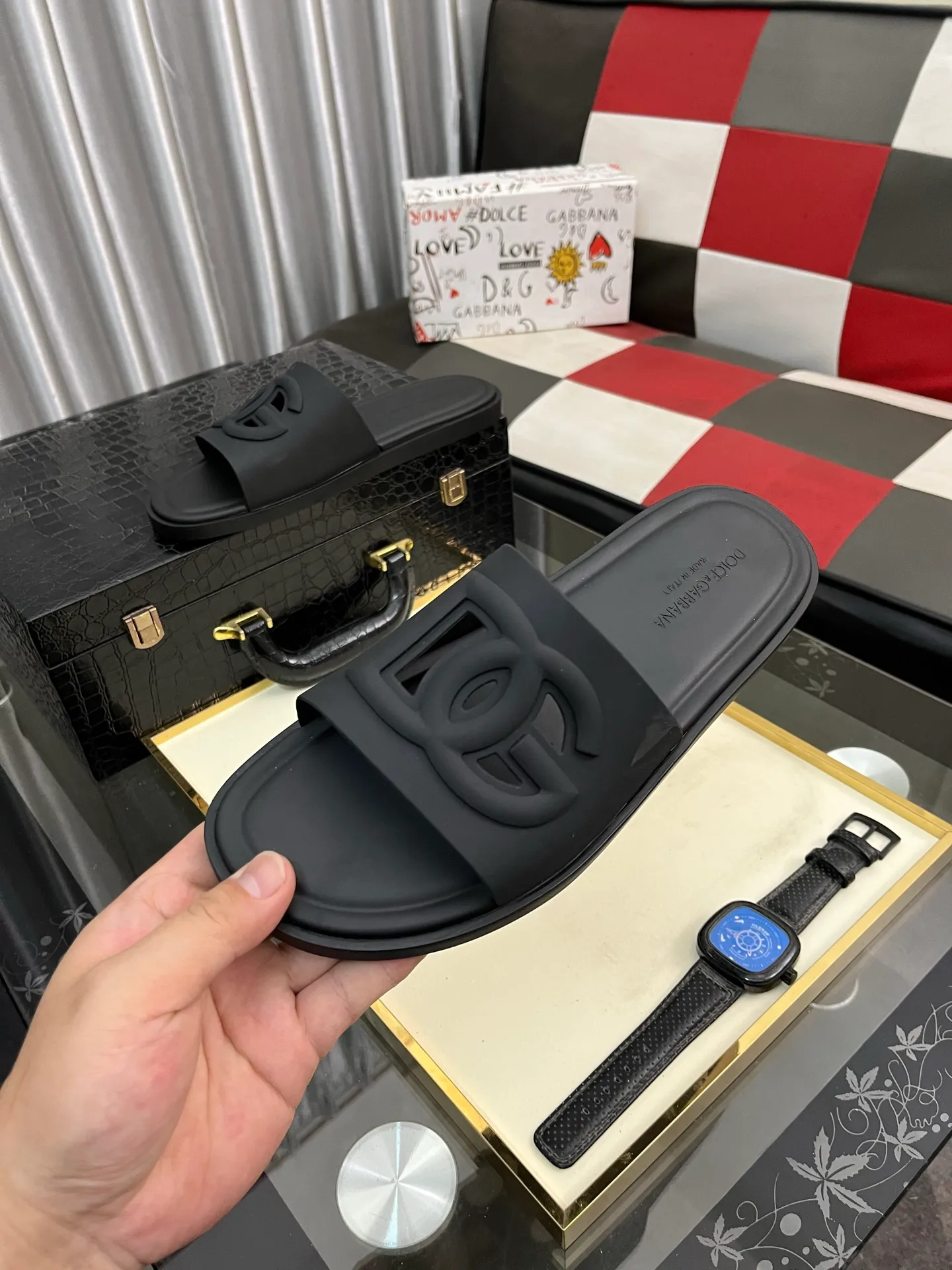 Men's Men's Shoes 💰300⌚️⌚️ (DG) The latest casual slippers are fashionable and versatile, and can add luster to various looks. Create an exquisite design with unique dynamic vitality and modern atmosphere, showing modern elegance. Size: 38-442️⃣Colors available